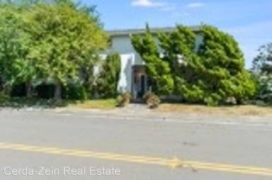 Main picture of 2701 Bayview Dr