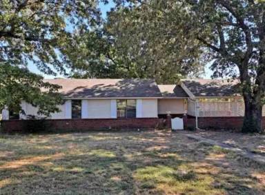 Main picture of 906 W Lucas St