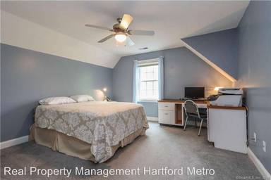 Main picture of 19 Summerwood Rdg