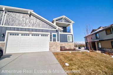 Main picture of 636 W Augusta Dr
