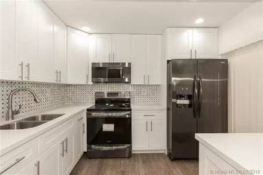 Main picture of 20150 NE 3rd Ct