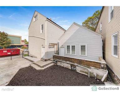 Main picture of 1943 W 48th St