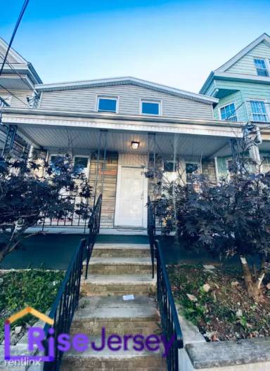 Main picture of 100 W 17th St