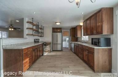 Main picture of 517 W Main St