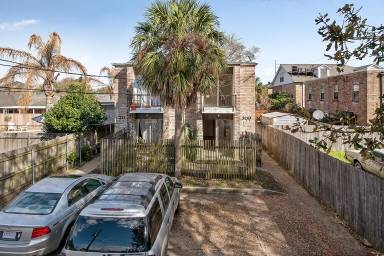 Main picture of 300 Lilac St