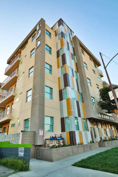 Main picture of 625 S Pacific Ave