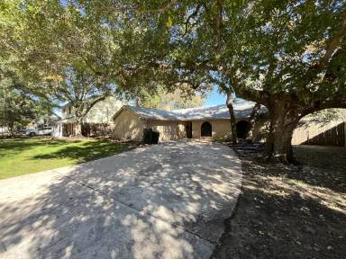 Main picture of 1910 Mapleton Dr