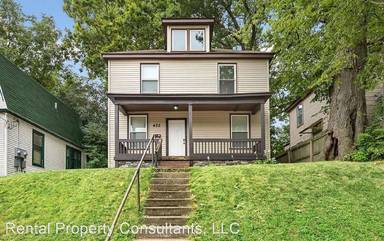 Main picture of 422 Leonard St NE