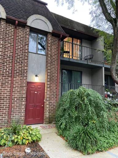 Main picture of 738 Putnam Blvd