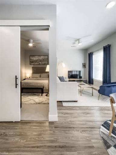 Main picture of 1750 West Loop S