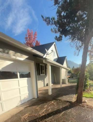 Main picture of 1002 NE 8th St