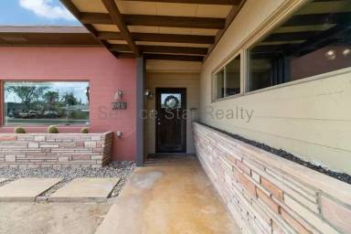 Main picture of 645 W 2nd Pl