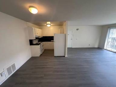 Main picture of 10 Crestline Dr