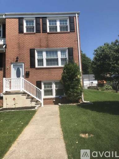 Main picture of 912 Grovehill Rd