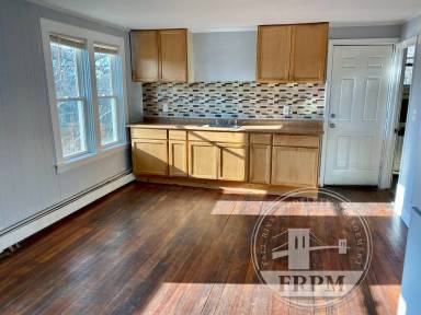 Main picture of 142 School St
