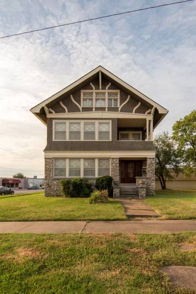 Main picture of 301 W 8th St
