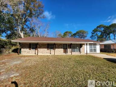 Main picture of 4 Leggett Cir
