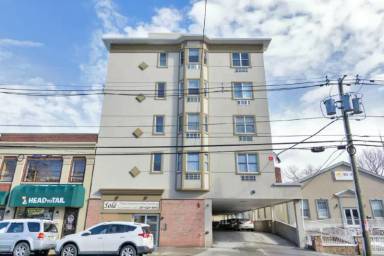 Main picture of 448 Palisade Ave