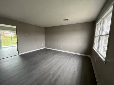 Main picture of 703 1/2 Thomas Ln