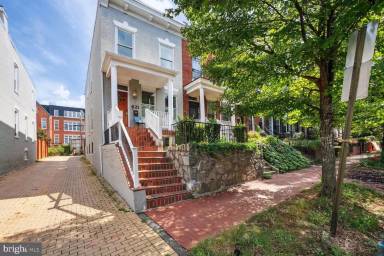 Main picture of 421 11th St NE
