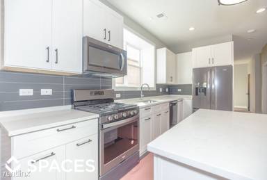 Main picture of 3324 N Clark St