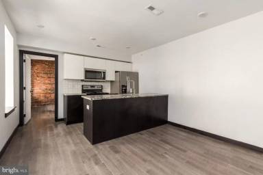 Main picture of 2613 W Girard Ave