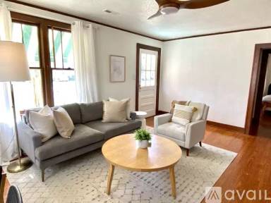 Main picture of 122 W Poplar St