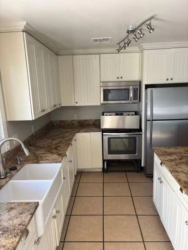Main picture of 1333 W Flower St