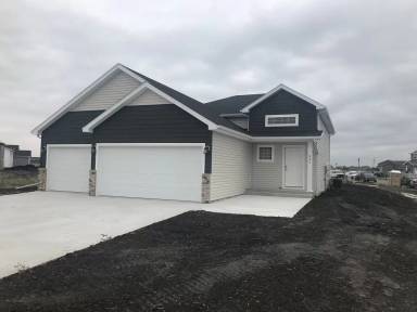 Main picture of 920 Albert Dr W
