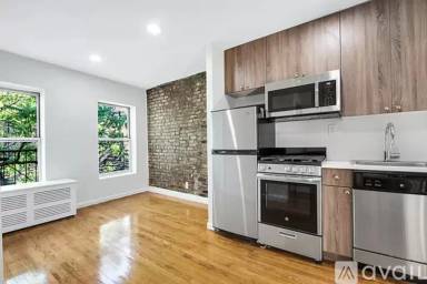 Main picture of 98 Christopher St