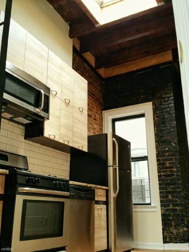 Main picture of 870 Hart St