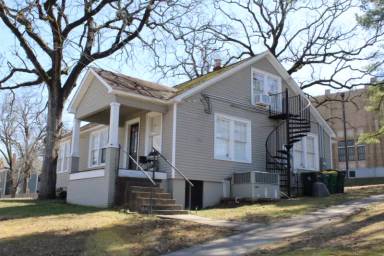 Main picture of 4000 Woodlawn Dr