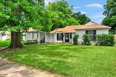 Main picture of 229 E Evans Ave