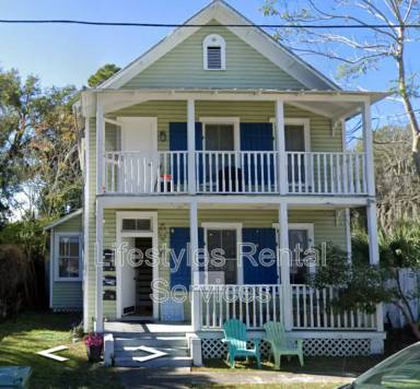 Main picture of 32 1/2 Sanford St