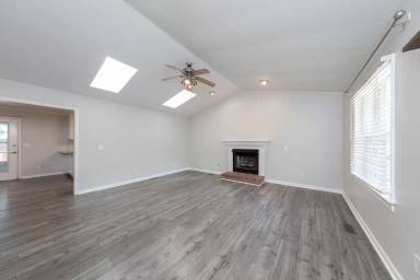 Main picture of 122 Wellington Cir