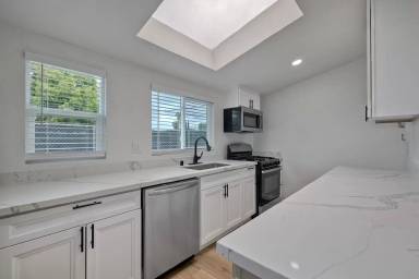 Main picture of 1024 Hanover St