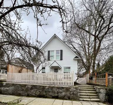 Main picture of 709 N 74th St
