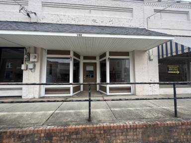 Main picture of 102 N Main St