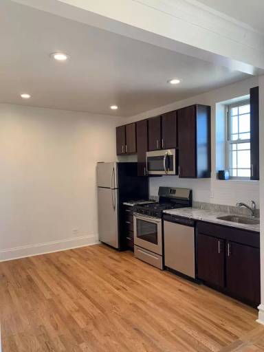 Main picture of 2722 W Farragut Ave