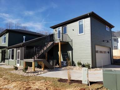 Main picture of 556 Lochlyn Hill Dr