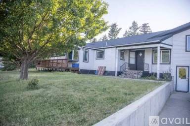 Main picture of 221 S Grant Ave