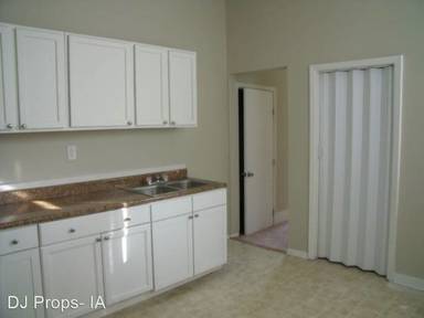 Main picture of 305 E 15th St