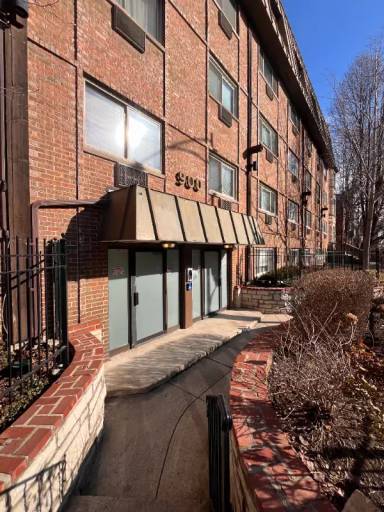 Main picture of 900 W Fullerton Ave