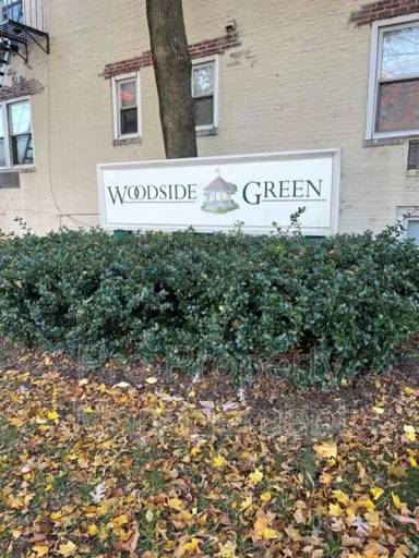 Main picture of 106 Woodside Grn