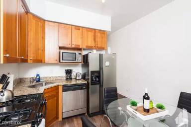 Main picture of 1021 N Paulina St