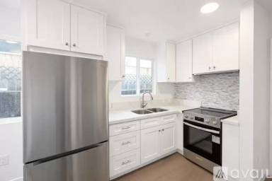 Main picture of 6905 Noble Ave