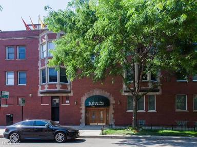 Main picture of 805 W Buckingham Pl