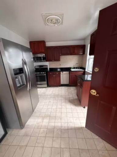 Main picture of 466 W 263rd St