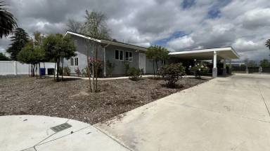 Main picture of 1870 E Victoria Ave