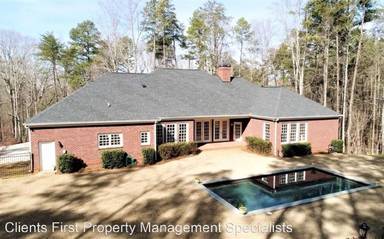 Main picture of 3000 S Cherokee Ln